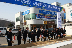 ▲ 의성군은 지난 5일 의성읍 우회도로∼상리 양조장 도로확장공사 기공식을 시작으로 경기 부양을 위해 지역 SOC사업을 잇따라 발주하고 있다.