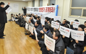 ▲ 13일 밤 대구 수성구의 한 아파트 주민들이 비상대책위를 구성해 회사 측에 분양원가 공개 등을 요구하며 구호를 외치고 있다. 정우용기자 vin@msnet.co.kr