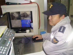 ▲ 컴퓨터 모니터로 현재 독도 인근 해상 상황을 점검하고 있는 추호 통신반장.