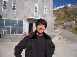 ▲ 독도경비대 막사 앞에서 포즈를 취한 류철민 부대장