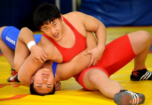 ▲ 동계훈련 중인 경북공고 레슬링부의 김지연(오른쪽)이 팀 동료 류호민을 상대로 연습에 여념이 없다. 신입생 시절 이미 전국 대회에서 기라성같은 선배 선수들을 제치고 두 차례나 은메달을 따낸 김지연의 올해 목표는 당당히 금메달을 목에 거는 것이다. 이채근기자 mincho@msnet.co.kr