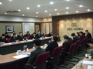 ▲ 대구기계부품 업체 대표들이 14일 오전 대구 달서구 한국OSG 호산공장에서 열린 남동균 대구시 정무부시장 초청 간담회를 갖고, 세천공단을 중소기업에 먼저 분양해 줄 것을 건의했다. 대구경북기계조합 제공