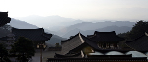 ▲ 봉화의 진산인 문수산 아래 축서사에서 바로 본 소백준령. 우리나라 사찰 전경의 백미라고 단언해도 이견이 없을 정도다.