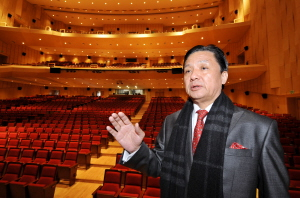 ▲ 김완준 계명아트센터 관장이 공연장과 무대시설을 직접 설명하고 있다. 계명아트센터는 천장을 높인 직사각형 형태로 웅장함을 특징으로 하고 있다. 이채근기자