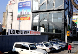 ▲ 주택경기 침체가 이어지면서 철거에 들어가는 모델하우스가 늘고 있다. 모델하우스가 철거된뒤 임대 시장에 나온 범어네거리 주변 모델하우스 부지. 이채근기자 mincho@msnet.co.kr