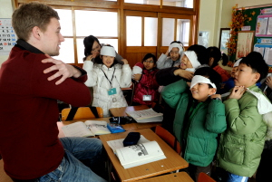 ▲ 지난 13일 대구 수성구 성동초교 영어캠프에 참가한 어린이들이 원어민 선생님과 병원놀이를 하고 있다. 이채근기자 mincho@msnet.co.kr