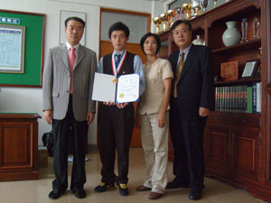 2008년 전국기능경기대회에서 국가대표로 선발된 김봉호군(왼쪽부터 권효중 교장, 김군, 이경화 지도교사, 장창원 지도교사)