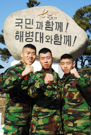 왼쪽부터 탁장한 상병, 탁두한·세한 일병