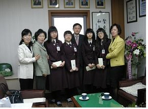 ▲ 대구2클럽 회원들이 대구 성화여고에 장학금을 전달하는 모습. 대구2클럽 제공