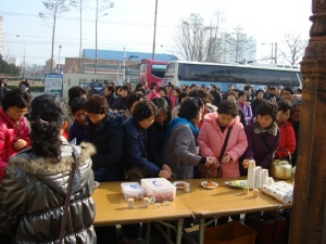 ▲ 상주 재경, 재구 향우회원들이 중앙시장을 찾아 설맞이 장을 보고 있다.