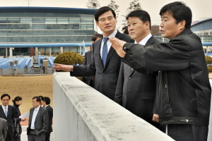 ▲ 21일 오후 구미를 방문한 이병욱 환경부 차관(왼쪽)과 한나라당 조원진 의원(중간)이 구미시 하수종말처리장을 둘러보고 있다. 정우용기자 vin@msnet.co.kr