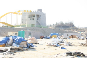 ▲ 영주 판타시온리조트 공사 현장이 쓰레기 더미, 폐기 시설물 등이 방치돼 흉물로 변해가고 있다. 마경대기자