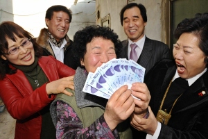 ▲ 22일 오후 대구 달서구 두류3동 행복나눔공동체 회원들이 설 명절을 앞두고 저소득층 홀몸어른 가정을 방문해 1천원짜리 신권을 세뱃돈으로 선물하면서 함께 웃고 있다. 정운철기자 woon@msnet.co.kr