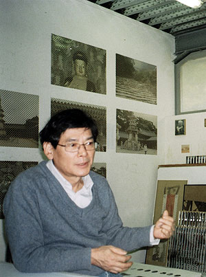 ▲ 이씨-레- 물리노의 작업실에서 자신의 예술세계에 대해 이야기하고 있는 정재규 작가.