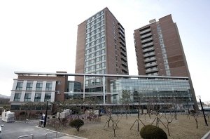 ▲ 대학 기숙사가 최첨단 시설을 갖추는 등 화려한 변신을 거듭하고 있다. 영남대는 154억여원을 투입한 향토생활관을 내달 오픈한다.