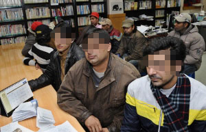 ▲ 28일 오후 대구 3공단과 성서공단 등에서 실직한 외국인 근로자들이 달서구 외국인노동상담소에 쉼터에 모여 동료들과 앞날을 걱정하고 있다. 정운철기자 woon@msnet.co.kr