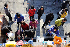 ▲ 28일 오후 낙동강 다이옥산 사태로 수돗물에 불안감을 느낀 시민들이 대구 달서구 도원공원 내 비상급수시설에서 식수를 받고 있다. 정운철기자 woon@msnet.co.kr