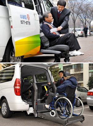 ▲ 29일 한 장애인이 휠체어를 타고 장애인 전용택시인 