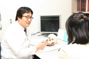 ▲성형외과엔 미용성형만 있는 게 아니다. 베인 상처, 화상, 얼굴 뼈 골절 이식·봉합 등 다양하다. 많이 베이거나 째진 경우, 화상을 입은 경우, 얼굴 뼈 등을 다친 경우 성형외과를 찾는 게 좋다.