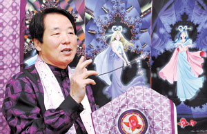 ▲정호선 (주)NGO월드뉴스 회장이 자신이 만든 카오스아트 상품을 들고 작품 배경 및 개발 과정을 설명하고 있다. 정운철기자 woon@msnet.co.kr