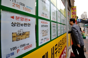 ▲ 부동산 가격이 급락하면서 민간 아파트 사업 신청이 급감하고 있다. 분양가보다 7천만~8천만원의 역프리미엄이 붙은 아파트 매물이 빼곡히 붙어 있는 대구의 한 부동산 중개업소. 이채근기자 mincho@msnet.co.kr