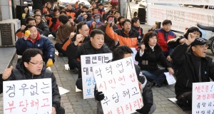 ▲ 5일 오후 대리운전기사 50여명이 대구 달서구 본동의 한 인도에서 부당 해고 철회를 요구하며 구호를 외치고 있다. 정운철기자 woon@msnet.co.kr