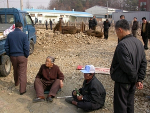 ▲ 경산 진량읍 평사리 주민들이 병원 폐기물 소각장 증설을 막기 위해 진입도로를 통제하고 있다. 경산·민병곤기자