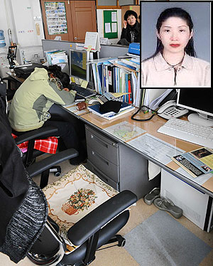▲ 화왕산 억새 태우기 참사 사고로 숨진 창녕군 환경과 직원 윤순달씨의 빈 자리. 10일 오후 옆 동료가 사고소식을 듣고 엎드려 오열하고 있다. 사진 오른쪽 위는 윤순달씨의 생전 모습. 정운철기자 woon@msnet.co.kr