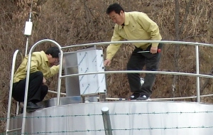 ▲ 김천시 직원들이 가뭄으로 식수난을 겪고 있는 농촌지역의 마을상수도를 점검하고 있다. 김천시 제공
