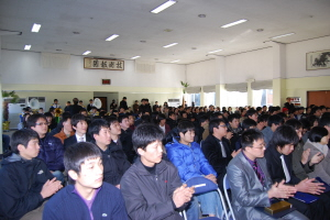▲ 13일 열린 한국폴리텍Ⅵ대학 영주캠퍼스 졸업식에서 학생들이 박수를 치고 있다. 마경대기자