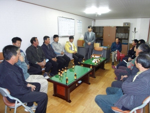 ▲ 상주고랭지포도클러스터사업단장 김정호 교수가 포도재배농가들과 간담회를 가지고 있다. 이홍섭기자 hslee@msnet.co.kr