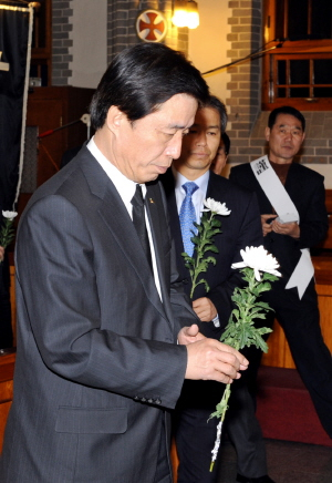 ▲ 김범일 대구시장이 17일 김수환 추기경의 분향소가 마련된 대구 계산성당을 방문해 헌화하고 있다. 이채근기자 mincho@msnet.co.kr