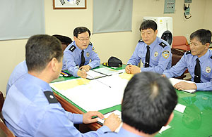 ▲ 윤혁순 1508함 함장과 간부들이 해도를 보면서 해상작전회의를 열고 있다.