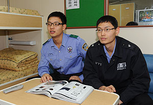 ▲ 최전선에서 독도를 지킨다는 자부심으로 근무하고 있는 정기태(왼쪽), 김영호 수경.