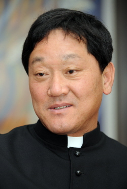 ▲ 고(故) 김수환 추기경의 추도미사를 집전하고 있는 이재수 계산성당 주임신부가 김 추기경 선종의 의미와 깨달음에 대해 이야기하고 있다. 이채근기자 mincho@msnet.co.kr