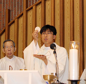 ▲ 2006년 사제품을 받은 박준용 신부가 대구 두산성당에서 김수환(왼쪽) 추기경과 함께 첫 미사를 봉헌하고 있다. 가톨릭신문사 제공