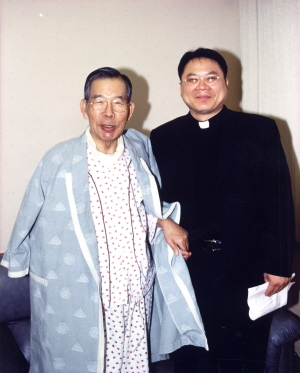 ▲ 고 김수환 추기경이 2003년경 몸이 불편해 서울 강남성모병원에 입원했을 당시 병문안을 간 이창영 신부와 함께 촬영한 사진.