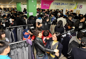 ▲ 경기불황 속에 21일 대구 달서구청 주최로 중고 교복나눔 장터가 열린 아름다운가게 월성점에서 많은 학부모들이 세탁, 수선을 거쳐 판매하는 중고교복을 고르고 있다. 이채근기자 mincho@msnet.co.kr