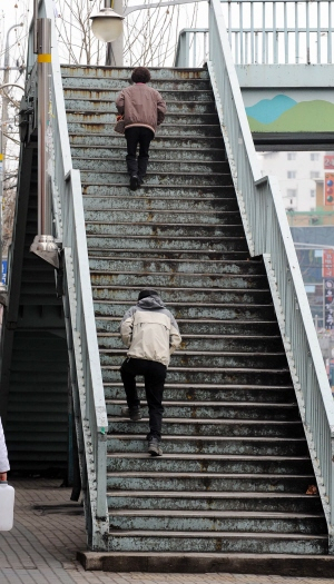 ▲ 대구 동구 신암육교 철거계획이 구청의 소극적 태도로 인해 원점에서 재논의 되고 있는 가운데 25일 오전 주민들이 육교를 오르고 있다. 김태형기자 thkim21@msnet.co.kr