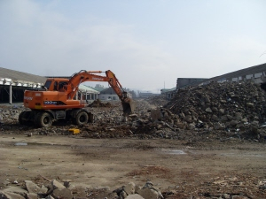 ▲ 구미국가산업1단지 내 옛 동국무역 방직1공장 부지에 도시계획도로가 신설되고 있다. 이창희 기자