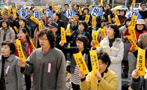 ▲ 학업성취도 평가 조작파문이 확산되고 있는 가운데 전교조 대구지부와 경북지부 소속 교직원을 비롯한 학부모단체 회원 200여명이 23일 경북도교육청 입구에서 일제고사 폐지를 요구하며 집회를 갖고 있다. 이채근기자 mincho@msnet.co.kr