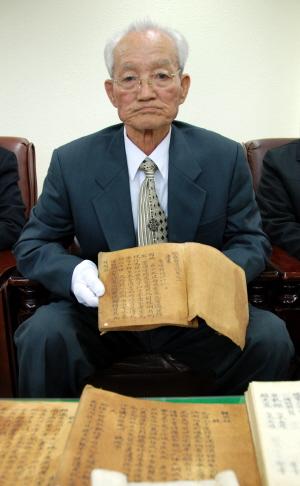 ▲ 손자인 이일환(76)씨가 부부동반으로 순국자결한 이명우·권성씨의 자료를 공개하고 있다.