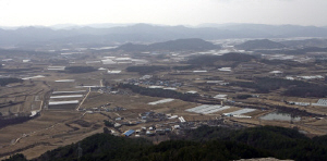 ▲ 검무산에서 본 경북의 새 도청 소재지. 산과 물, 드넓은 들과 마을이 서로 어우러져 새 도청 소재지로 손색이 없어 보였다. 검무산은 안동과 예천 사람들로부터 천년의 세월을 이어왔고, 이어갈 산으로 인식되고 있다.