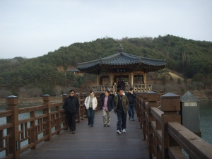 ▲ TV드라마 및 영화 촬영지 물색을 위해 안동을 찾은 제작 관계자들이 월영교 위를 걷고 있다.
