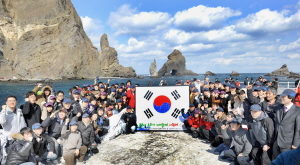 경북대 전전컴 학생과 교직원들이 1일 독도에서 직접 제작한 전자태극기에 불을 밝히고 \
