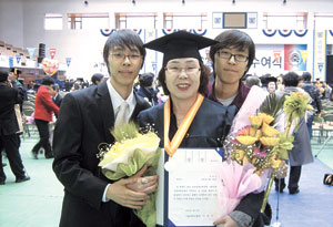 ▲대구 출신 쌍둥이가 서울대 농생대에 나란히 입학하고 수석 졸업했다. 올해 서울대 졸업식. 왼쪽부터 형 김민식씨, 어머니 조말현씨, 동생 병식씨.