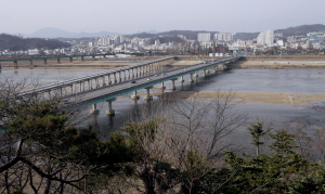 ▲ 영호루에서 본 낙동강과 안동시. 영호루에는 공민왕의 국권 회복의 의지와 노력이 담겨 있고, 안동인에 대한 사랑은 현판 글씨로 오늘에까지 내려오고 있다.