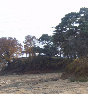 ▲ 삼구정. 볼록한 언덕위에 자리 잡았다. 센 바람이 몰아쳐 일반 살림집으론 부적합하다. 이런 땅은 정자 터로 제격이다.