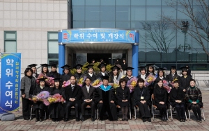 ▲ 칠곡평생학습군립대학 2009년 학위수여식에서 학사 및 전문학사 학위를 취득한 졸업생들이 배상도 칠곡군수와 기념촬영을 했다. 칠곡군 제공