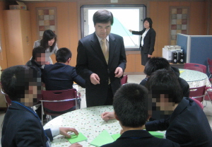 ▲ 영주교육청 박상오 교육장이 희망지기 프로그램에 참가한 청소년들과 상담하고 있다. 마경대기자